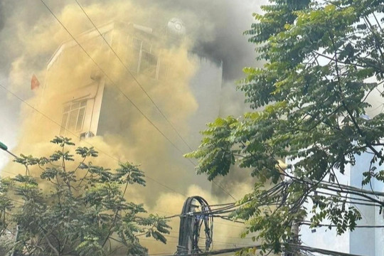 Khói bốc ngùn ngụt trong vụ cháy nhà dân trên phố Hà Nội