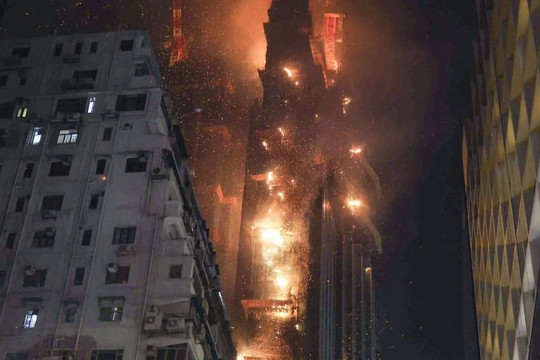 Tòa nhà chọc trời ở Hong Kong cháy như ngọn đuốc