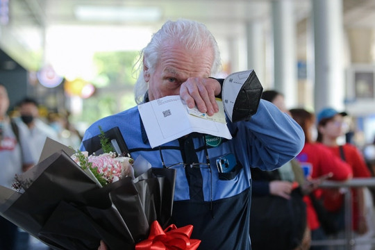 Cựu binh Mỹ bật khóc khi mang cuốn nhật ký lưu giữ 56 năm về tới Việt Nam