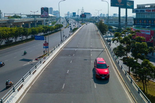 Cầu vượt Nguyễn Hữu Cảnh ngày đầu dỡ rào cấm ôtô sau 5 tháng sửa chữa