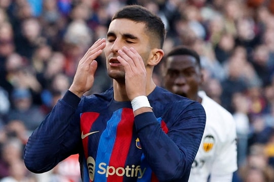 Hai ngôi sao Barca tranh nhau penalty rồi đá hỏng
