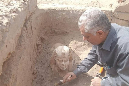 Các nhà khảo cổ Ai Cập phát hiện bức tượng nhân sư từ thời La Mã