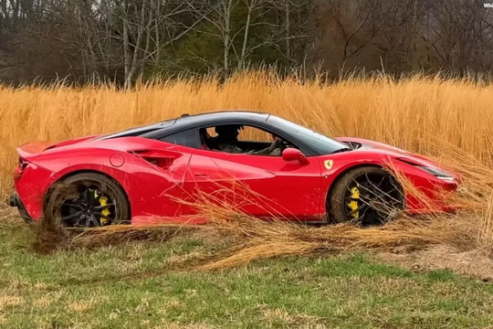 Youtuber cố tình 'phá nát' chiếc siêu xe Ferrari bạc tỷ để hãng xe đâm đơn kiện
