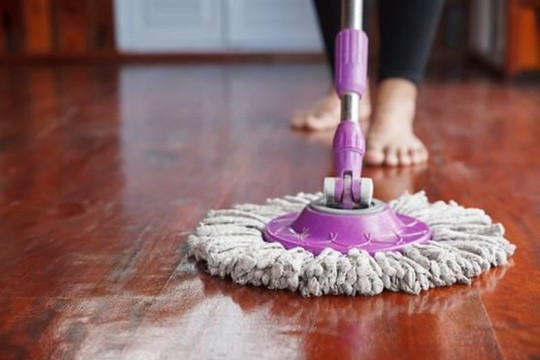 Tại sao sàn nhà luôn có mùi tanh sau khi lau? Làm thế nào để giải quyết vấn đề mà không phải lau lại?