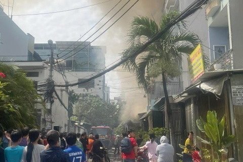 Cháy nhà 2 tầng trong hẻm ở TP.HCM, nhiều người tháo chạy
