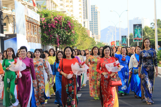 Rực rỡ hơn 2.000 chị em diễu hành áo dài tại thành phố Nha Trang