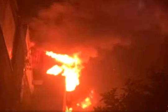 Tầng tum ngôi nhà 3 tầng ở Hà Nội bốc cháy ngùn ngụt