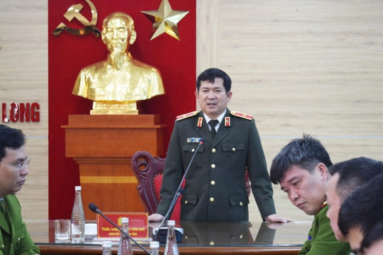 Thiếu tướng Đinh Văn Nơi thưởng nóng cho tập thể điều tra, phá án nhanh
