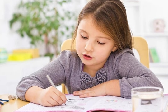 Không đòn roi, cha mẹ vẫn 'trị' được khi con nói 'con không muốn làm bài tập'
