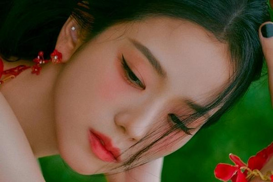 Jisoo khoe visual tràn màn hình, hé lộ tên album chuẩn gu YG