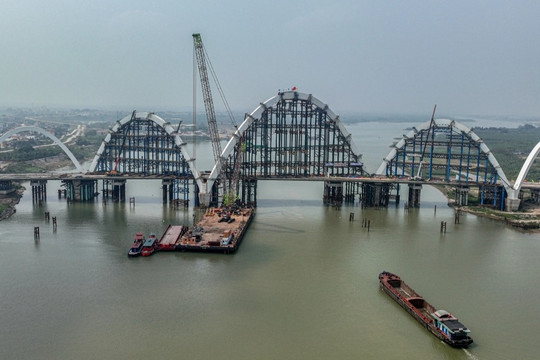 Lộ diện "dáng rồng cuộn" cầu vòm thép cao nhất Việt Nam trên sông Đuống