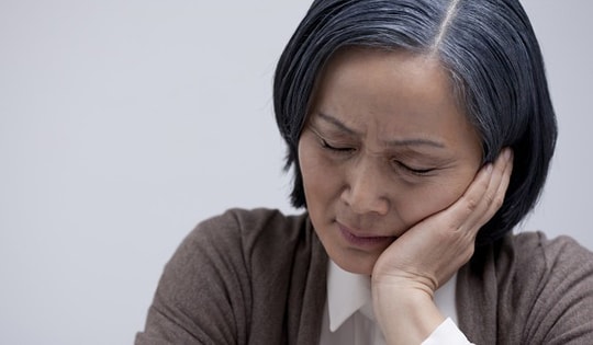 Tự hào có con trai giỏi nhưng lúc mẹ lên thăm thì sốc ngất trước cánh cổng sắt