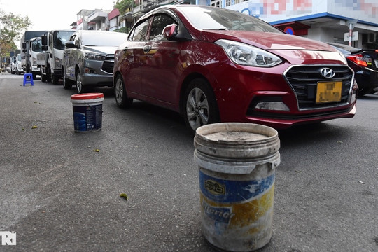 Khổ như đăng kiểm ở Hà Nội: Tài xế vạ vật, người dân xếp thùng "đuổi" xe
