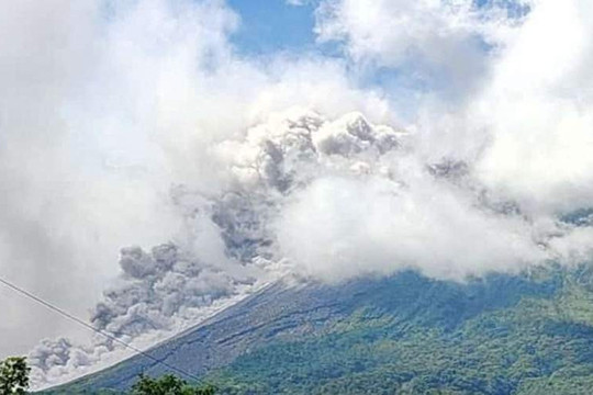 Cận cảnh núi lửa Merapi ở Indonesia phun trào
