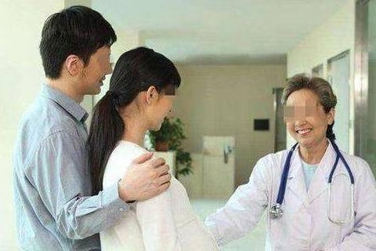 Hai vợ chồng cố gắng có con hơn 1 năm vẫn chưa thành công, bác sĩ bật cười sau khi khám