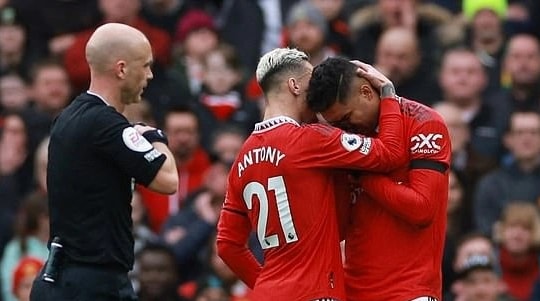 Casemiro ôm mặt khóc nức nở sau khi bị đuổi khỏi sân