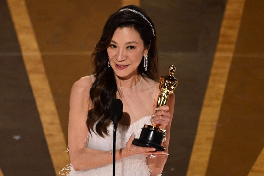 Lập lịch sử tại Oscar, Dương Tử Quỳnh nói "đừng để ai bảo bạn hết thời"