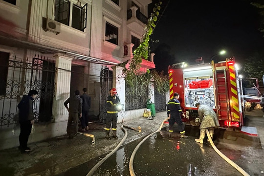 Cháy nhà trọ ở Hà Nội, cảnh sát giải cứu 5 người thoát nạn