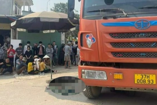 Mẹ khóc ngất khi thấy con gái chết thảm dưới gầm xe tải