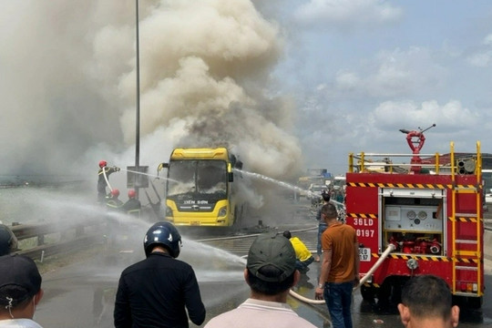 Xe giường nằm bốc cháy, 40 hành khách tháo chạy