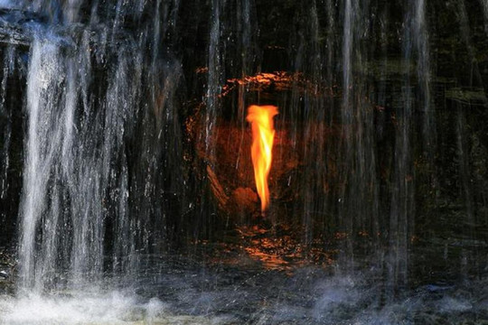 Ngọn lửa bí ẩn không bao giờ tắt ngay dòng thác