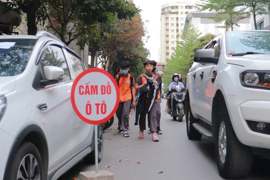 Hà Nội: Ô tô đỗ tràn lan trước cổng trường, học sinh luyện kỹ năng 'né' xe