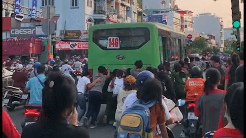 Clip: Hàng chục sinh viên đẩy xe bus chết máy giữa đường 