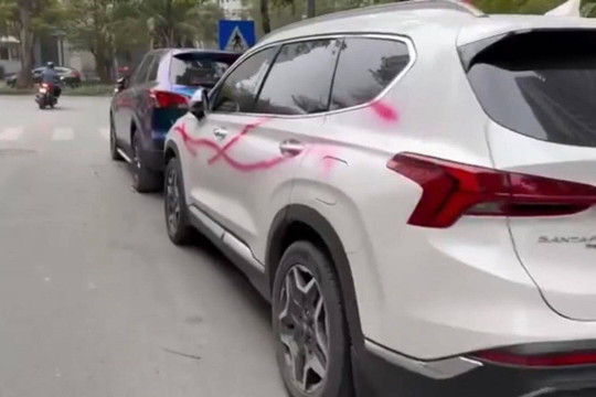 Công an Hà Nội điều tra hàng loạt ô tô bị xịt sơn khi đỗ trên vỉa hè