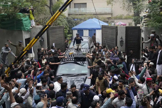 Cảnh sát Pakistan đột kích dinh thự cựu Thủ tướng, bắt giữ 30 người