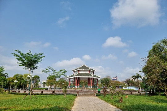 Dựng hàng rào tôn dài gần 1km ở công viên Trịnh Công Sơn tại TP Huế