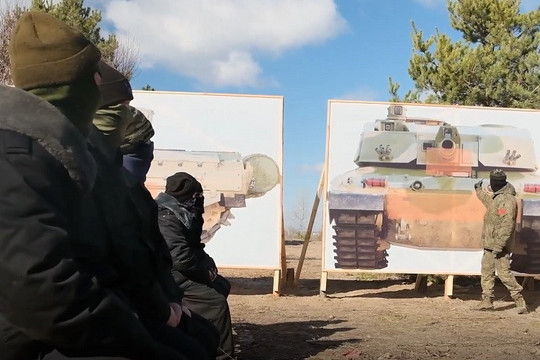 Xem Nga huấn luyện binh sĩ cách đối phó xe thiết giáp phương Tây