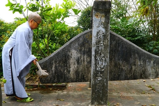 Kỳ lạ khánh đá có tiếng ngân vang như chuông đồng ở ngôi chùa nghìn tuổi