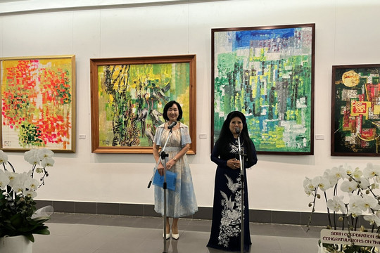 Khám phá "sắc màu" cùng họa sĩ Văn Dương Thành và Julia Oh (Hàn Quốc)