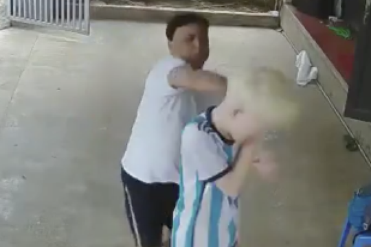 Xác minh clip người đàn ông đánh đập, tát liên tiếp vào mặt bé trai