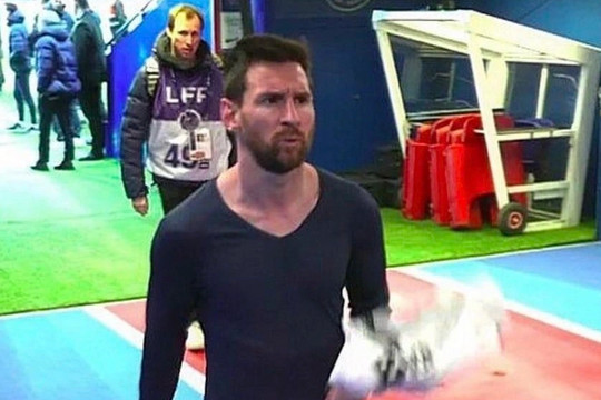 Phản ứng đau xót của Messi sau khi bị cổ động viên chửi rủa