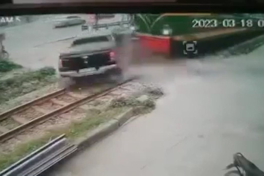 Hà Nội: Ô tô cố vượt đường ray bị tàu hỏa tông văng