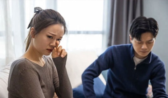 Vợ chăm mẹ ốm, tôi đi công tác về ngửi thấy mùi thức ăn trước cửa, hôm sau liền bảo mẹ về quê