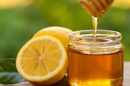 Vì sao nên uống một ly chanh tươi và mật ong vào buổi sáng?