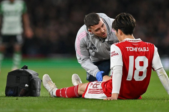 Ngôi sao Nhật Bản chấn thương nặng, Arsenal gặp khó trong cuộc đua vô địch