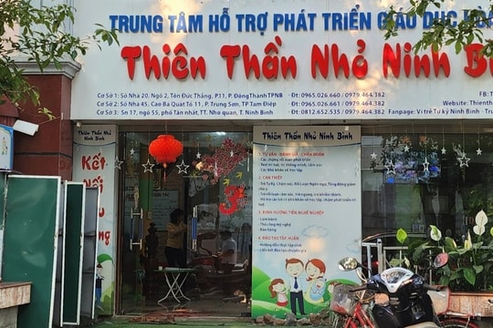 Cô giáo dùng tay "tác động" liên tục vào đầu cháu bé chậm phát triển