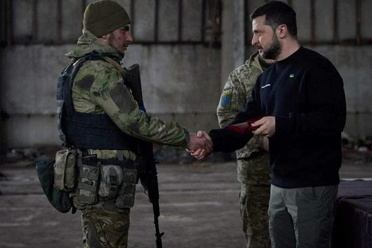Tổng thống Ukraine đến Donetsk, Nga kiểm soát mọi ngả đường vào Bakhmut