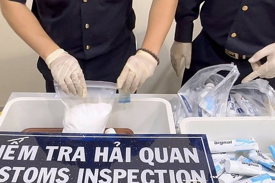 Thời sự 24 giờ: Bắt 2 nghi can vụ tiếp viên Vietnam Airlines xách ma túy