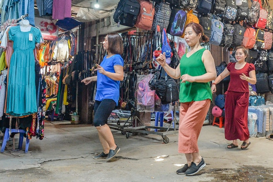 Chợ truyền thống Hà Nội đìu hiu, tiểu thương bật nhạc nhảy, ngủ xuyên trưa