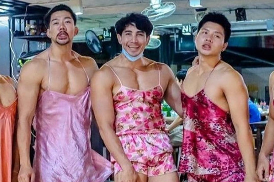 Dư luận Malaysia dậy sóng vì nhóm nam giới Thái Lan mặc nội y biểu diễn