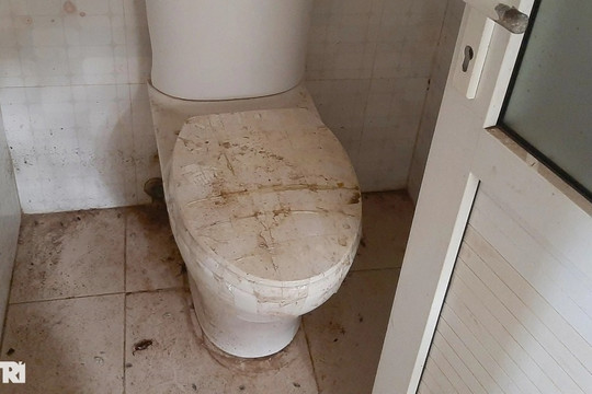 Cảnh nhếch nhác, hoang tàn trong nhà vệ sinh công cộng
