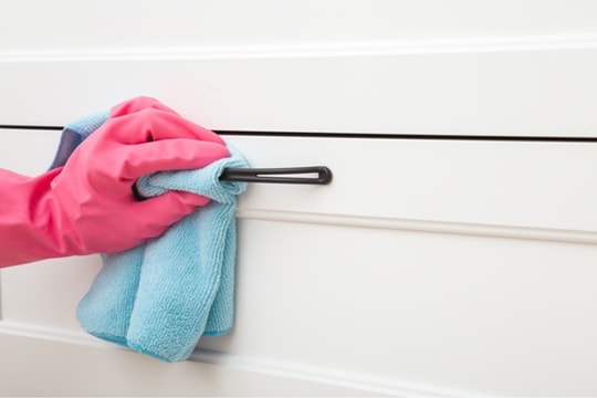 Những sai lầm khi vệ sinh tủ bếp khiến chúng nhanh chóng xuống cấp