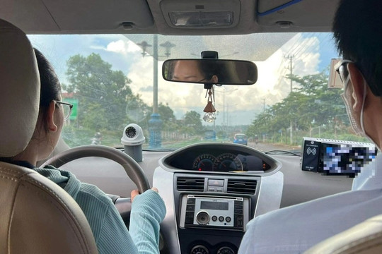Phát hiện giáo viên không ngồi với học viên khi thực hành lái xe trên đường