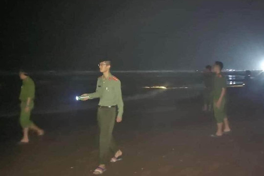 Hàng trăm người chong đèn, xuyên đêm tìm kiếm 2 học sinh đuối nước trên biển