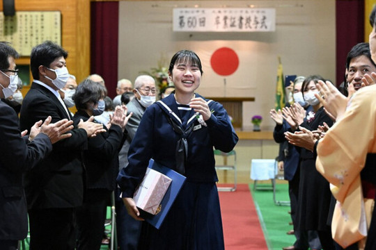 Ngôi trường cấp 2 ở Nhật tổ chức lễ tốt nghiệp cho học sinh duy nhất