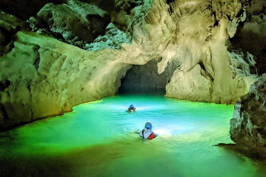 Hệ thống 5 hang động nguyên sơ dài hơn 3,3km vừa được phát hiện tại Quảng Bình